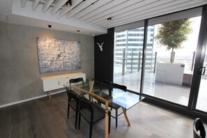 Full-size fridge, microwave, oven, stovetop - Carlson CBD Apartments (Melbourne)