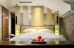 Minibar, bàn, màn/rèm cản sáng, truy cập Internet không dây miễn phí