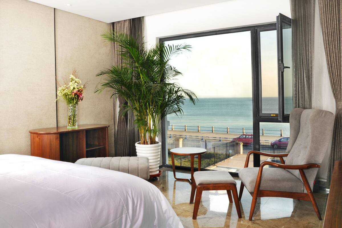 Phòng tiện nghi đơn giản (90°Sea View) | Minibar, bàn, màn/rèm cản sáng, truy cập Internet không dây miễn phí