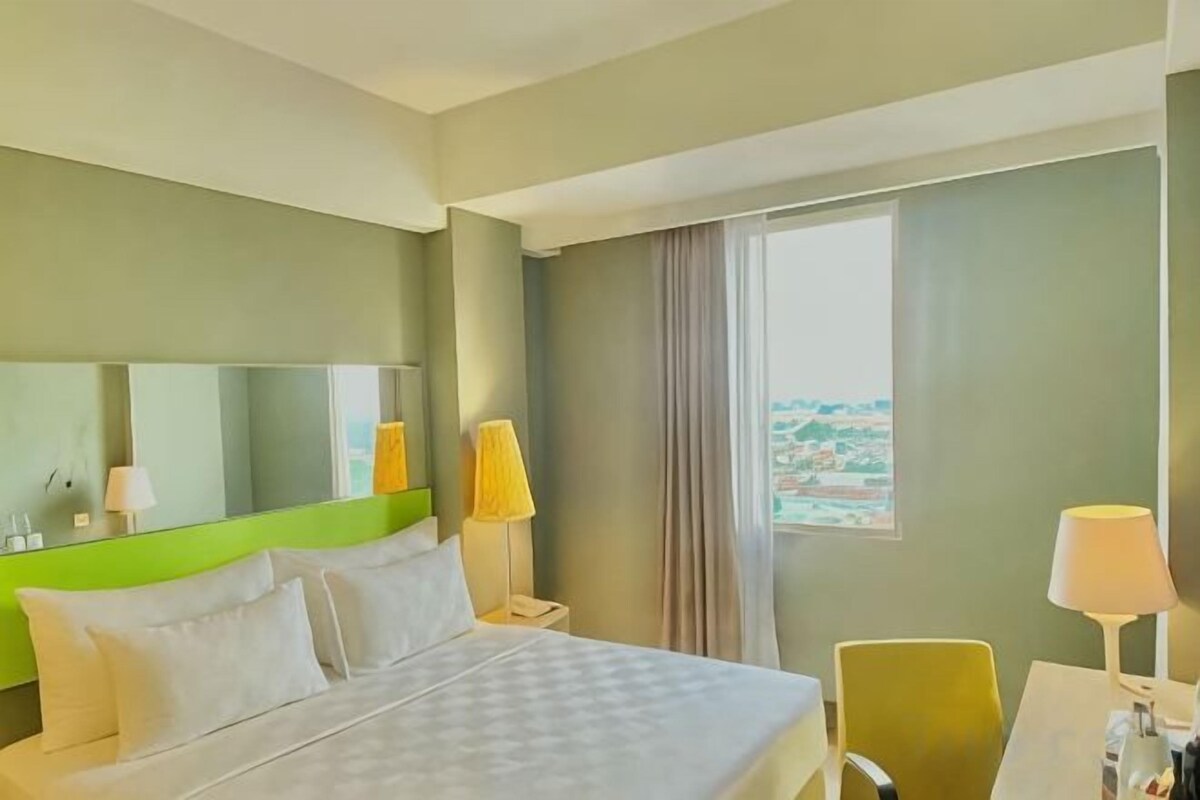 Minibar, in-room safe, desk, WiFi (free)
