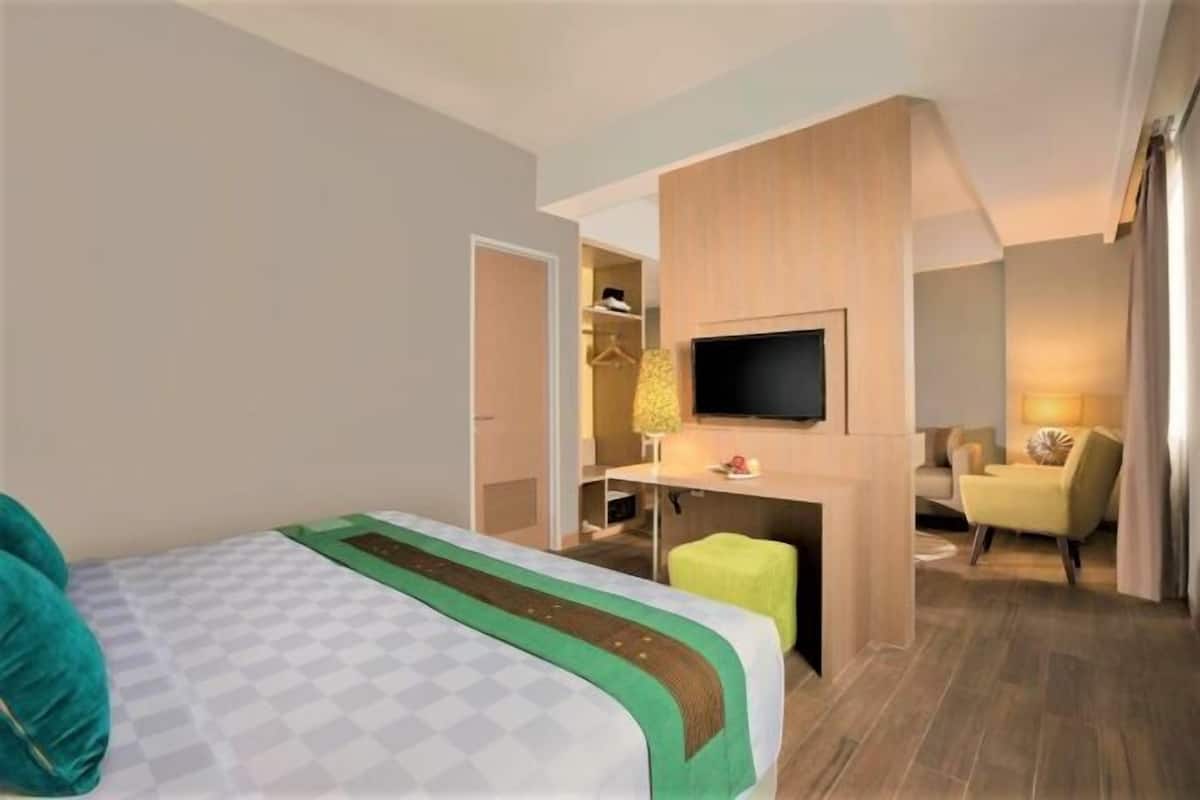 Minibar, in-room safe, desk, free WiFi