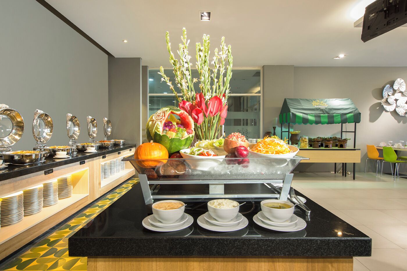 Breakfast, lunch, dinner served; international cuisine 