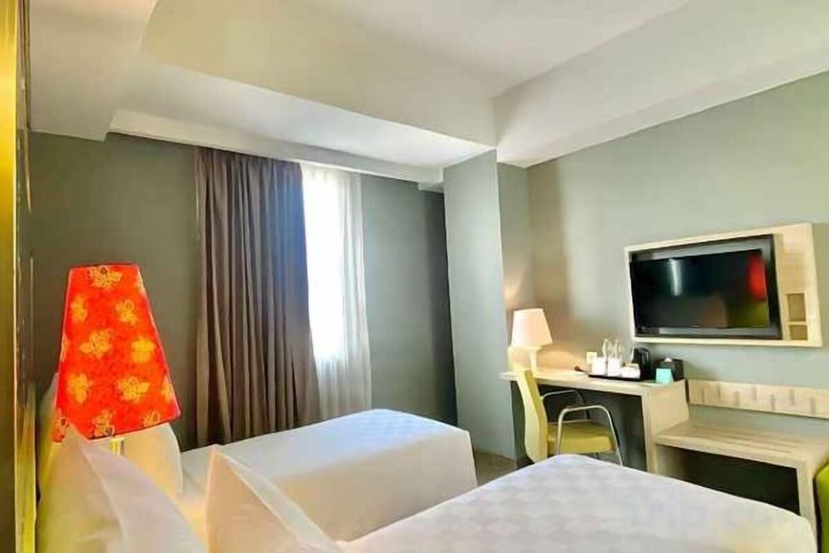 Minibar, in-room safe, desk, WiFi (free)