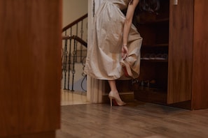 Superior Studio, 1 King Bed, Non Smoking, Bathtub | In-room safe, desk, laptop workspace, blackout drapes