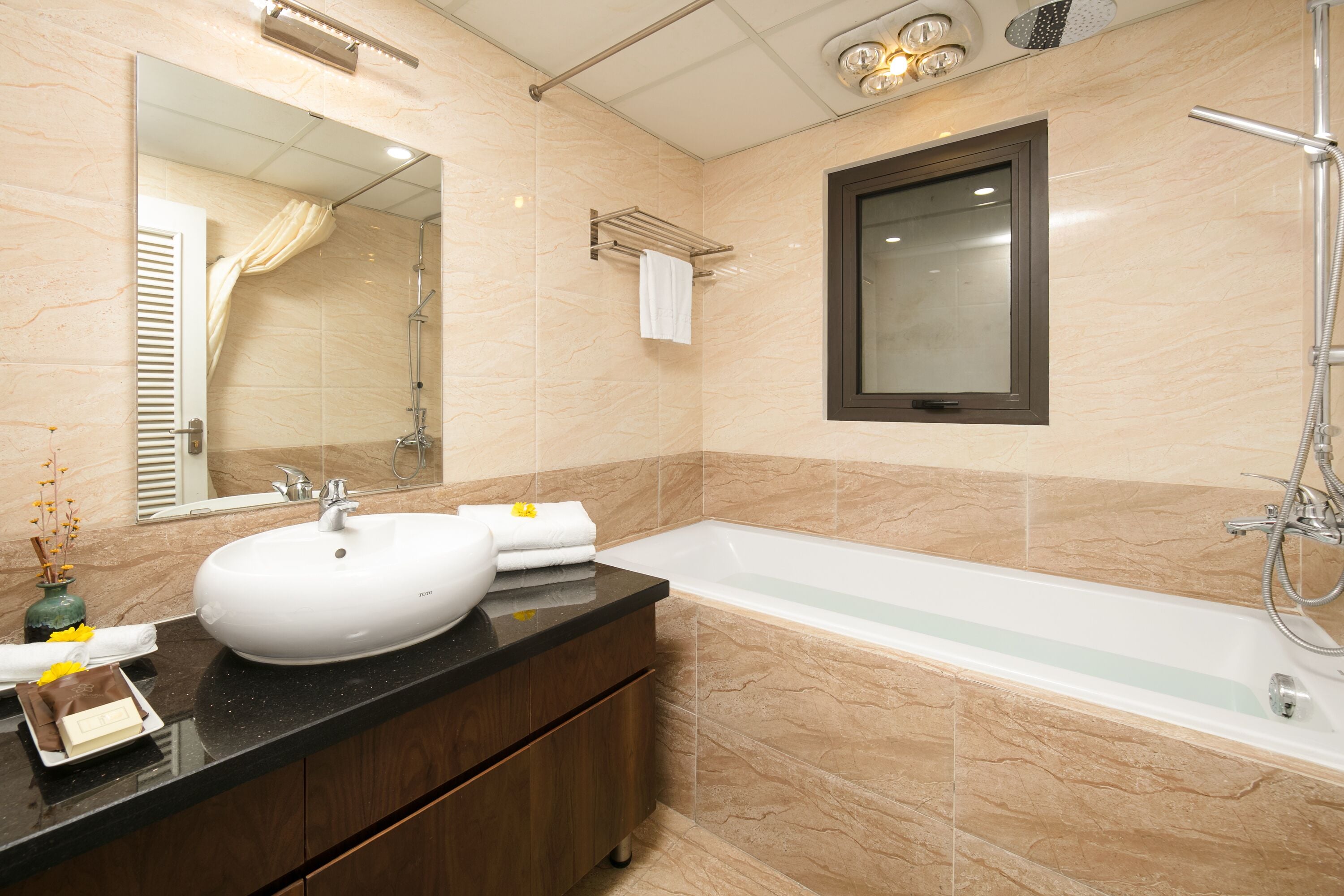 superior studio, 1 king bed, non smoking, bathtub | bathroom | combined shower/bathtub, rainfall showerhead, free toiletries
