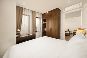 Deluxe-Apartment, 1 Schlafzimmer, Badewanne, Stadtblick | Schrank