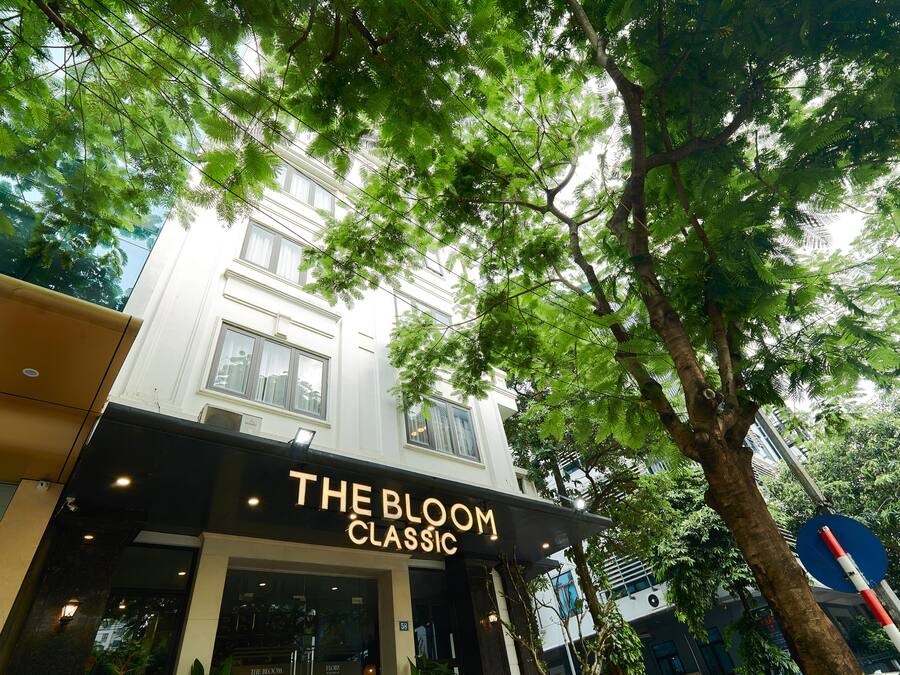 Un edificio con un cartel que dice "THE BLOOM CLASSIC".