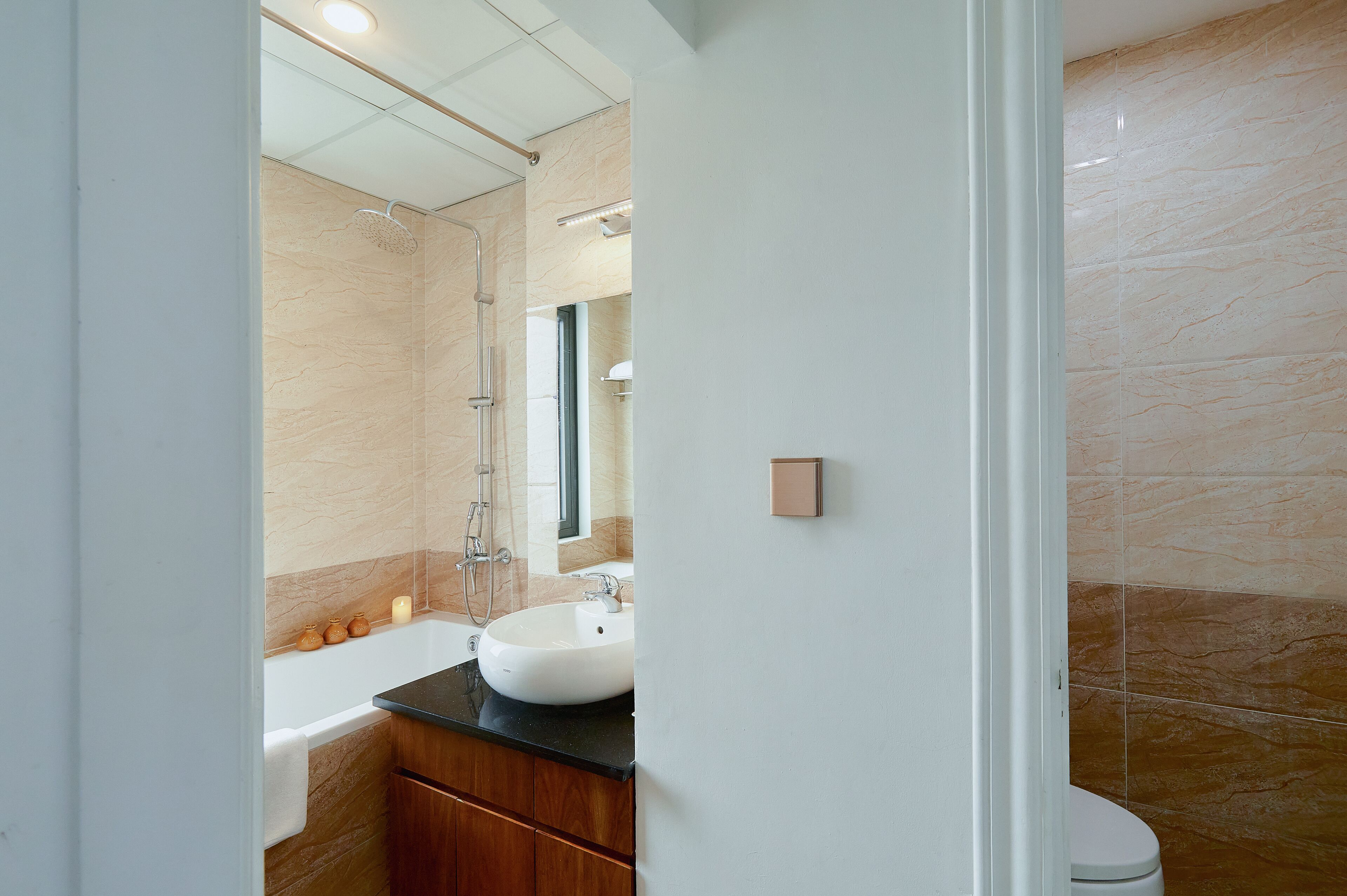 deluxe apartment | bathroom | combined shower/bathtub, rainfall showerhead, free toiletries
