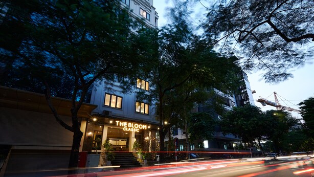 Un edificio con un letrero que dice "The Bloom Classic".