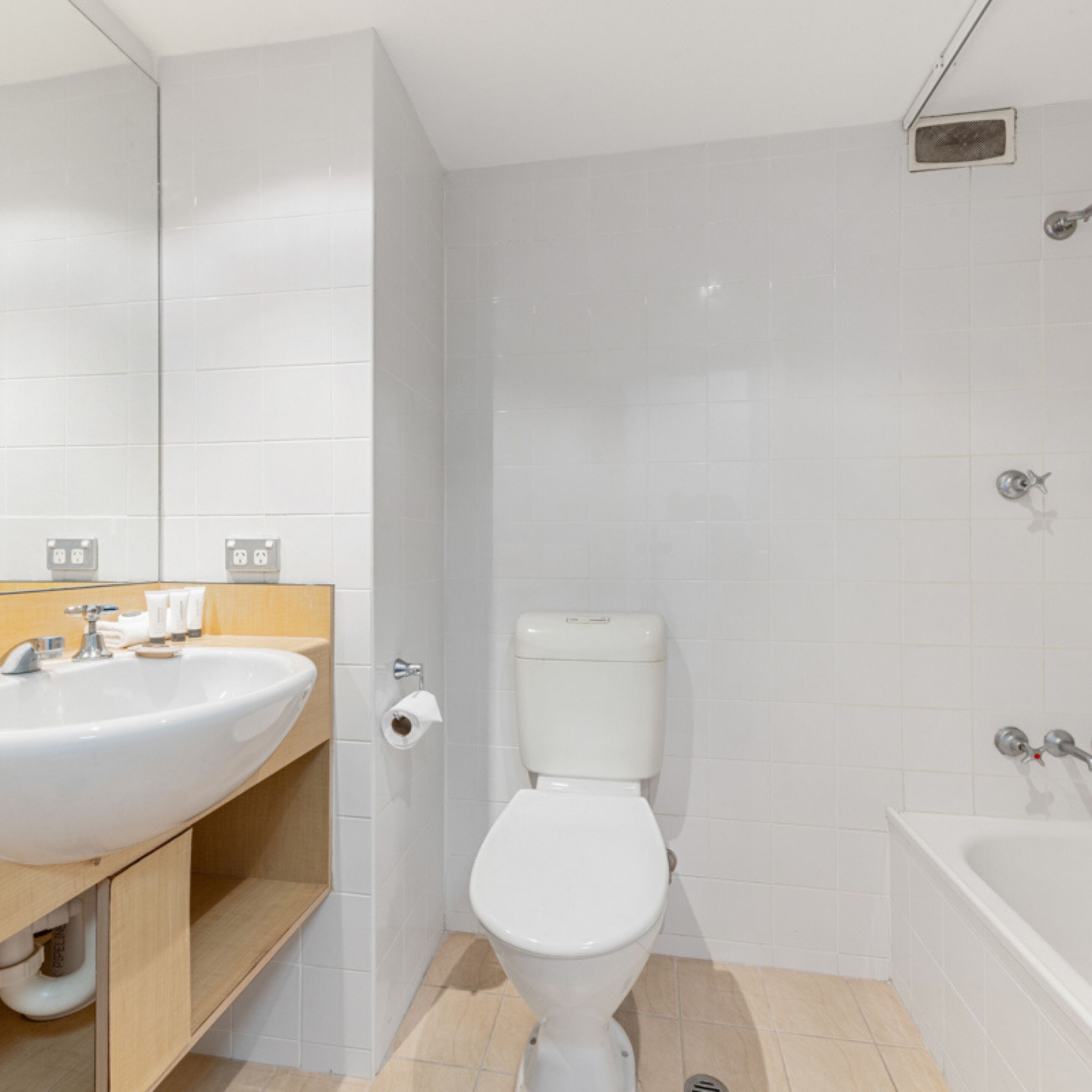 combined shower/bathtub, free toiletries, hair dryer, towels