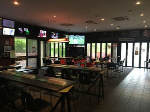 Serves lunch, dinner and happy hour - Frontier Darwin Hotel (Darwin)
