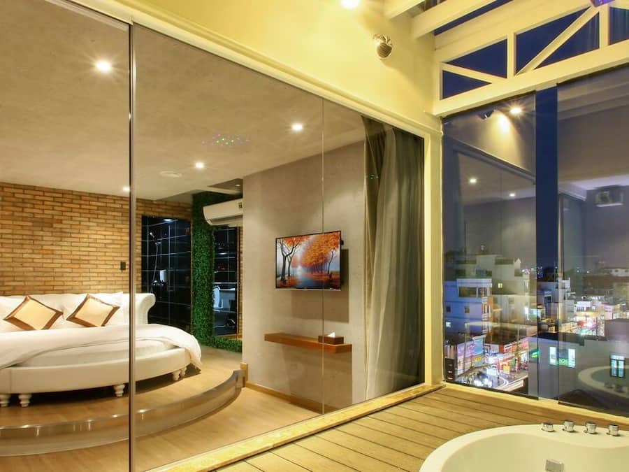 Fantasy Icon | Egyptian cotton sheets, premium bedding, pillow-top beds, minibar