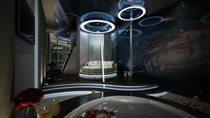 Habitación superior (Fantasy) | Baño | Tina y regadera independientes y tina de hidromasaje 