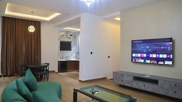 Executive-Apartment, 2 Schlafzimmer | Wohnbereich | Flachbildfernseher