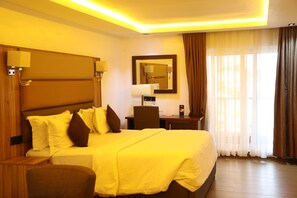 Premium bedding, individually decorated, individually furnished, desk - Bolton White Residence (Abuja)