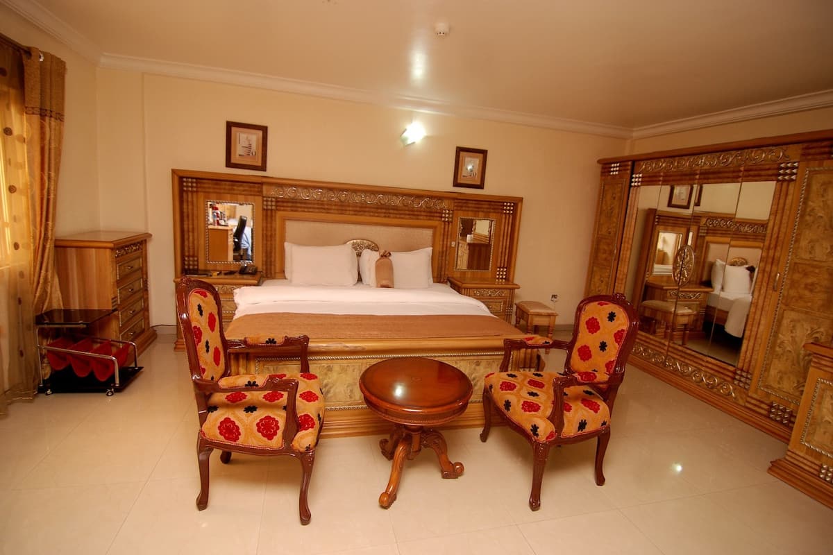 5 bedrooms, desk, laptop workspace, Internet