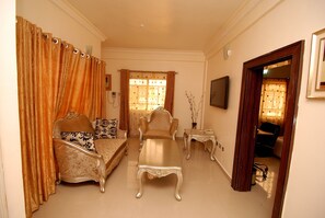 Royal suite, 1 tweepersoonsbed | 5 slaapkamers, een bureau, een laptopwerkplek, internet