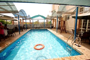 室外游泳池，開放時間為 08:00 至 20:30，提供日光浴躺椅