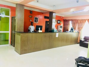 Quầy tiếp tân
