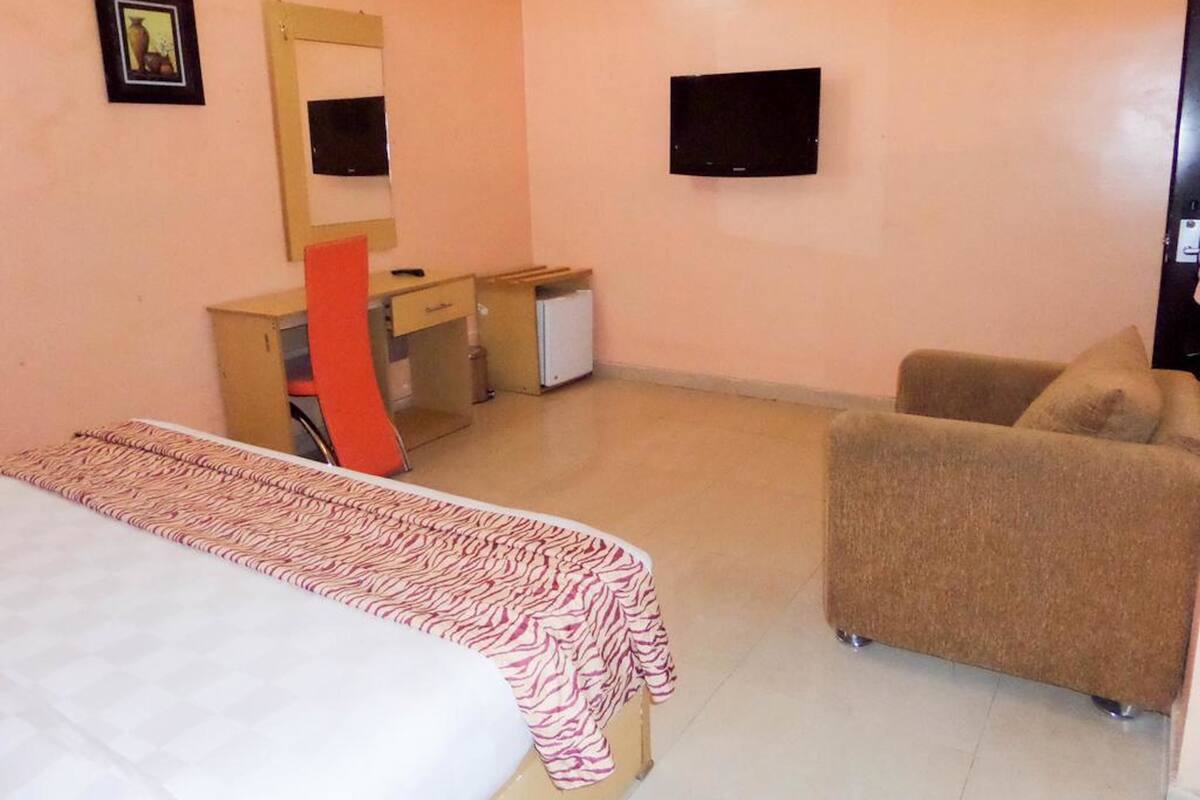 Desk, laptop workspace, free WiFi, bed sheets