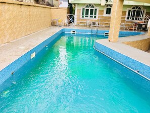 Hồ bơi ngoài trời