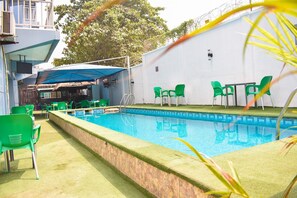 Kolam renang outdoor