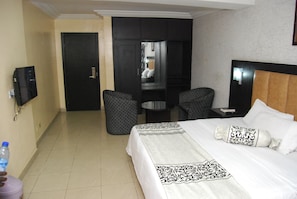 Business Suite | Desk, free WiFi - Dawn Carrington Hotels (Lagos)