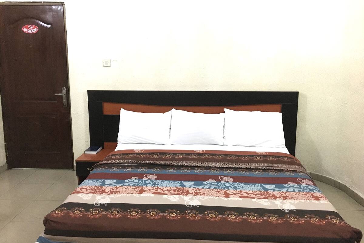 Deluxe Room | Desk, laptop workspace, bed sheets