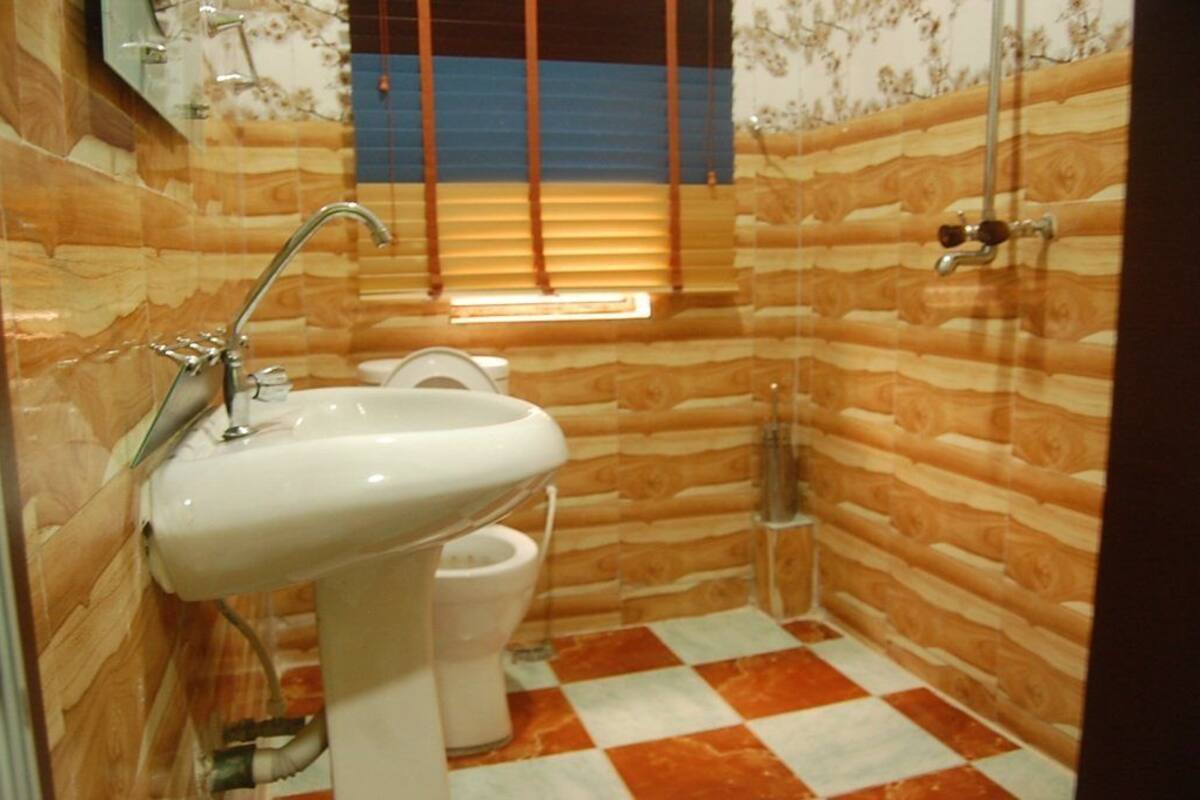 Quarto clássico, 1 cama de casal | Banheiro | Toalhas de banho