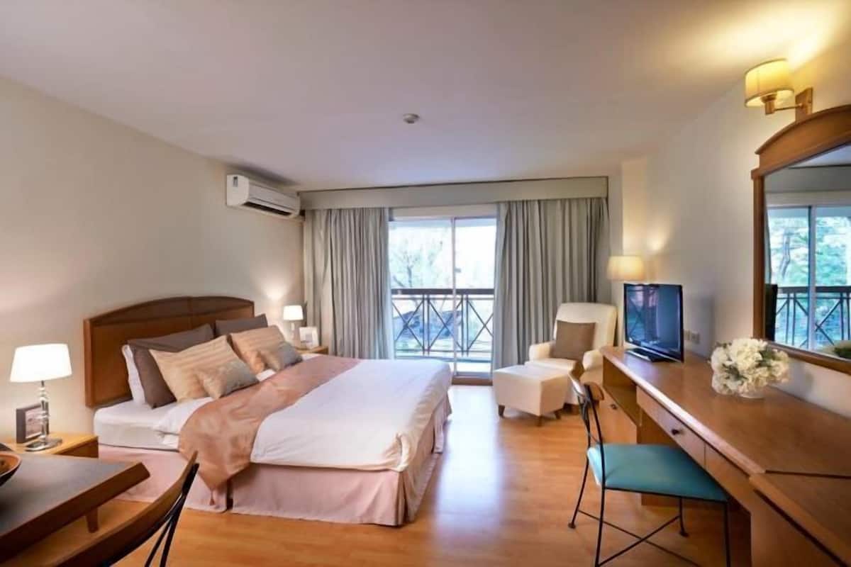In-room safe, iron/ironing board, free WiFi