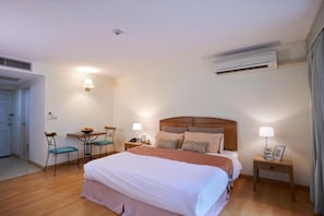 In-room safe, iron/ironing board, free WiFi - Ravipha Residences (Bangkok)