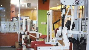 Een sportschool met Cybex apparatuur, een Bcube bal en een spiegel.