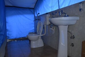 Dobbeltrom – deluxe, 1 soverom, fjellutsikt | Bad | Dusj, toalettartikler (inkludert), håndklær og såpe