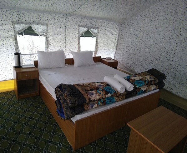 Dobbeltrom – deluxe, 1 soverom, fjellutsikt | Skrivebord, blendingsgardiner, ekstrasenger (mot et tillegg) og sengetøy