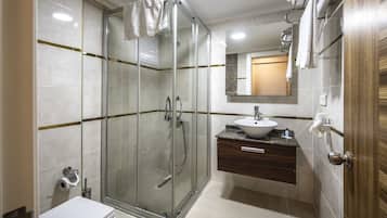 Standard Twin Room | Bathroom | Shower, free toiletries, hair dryer, slippers