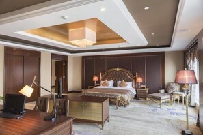 Minibar, caja de seguridad en la habitación y escritorio