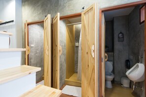Ducha, artículos de higiene personal gratuitos y secador de pelo