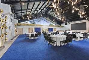 Melayani sarapan, makan siang, makan malam; sajian masakan fusion 