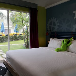 Seprai premium, minibar, brankas, dan setrika/meja setrika