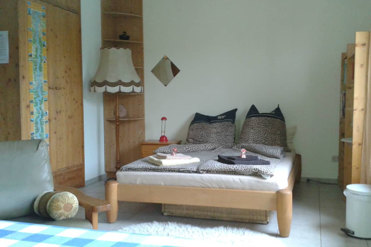 Classic Studio, 1 Double Bed, Non Smoking, Kitchen (Studio mit Küche & Badmitbenutzung) | Premium bedding, down comforters, minibar, in-room safe