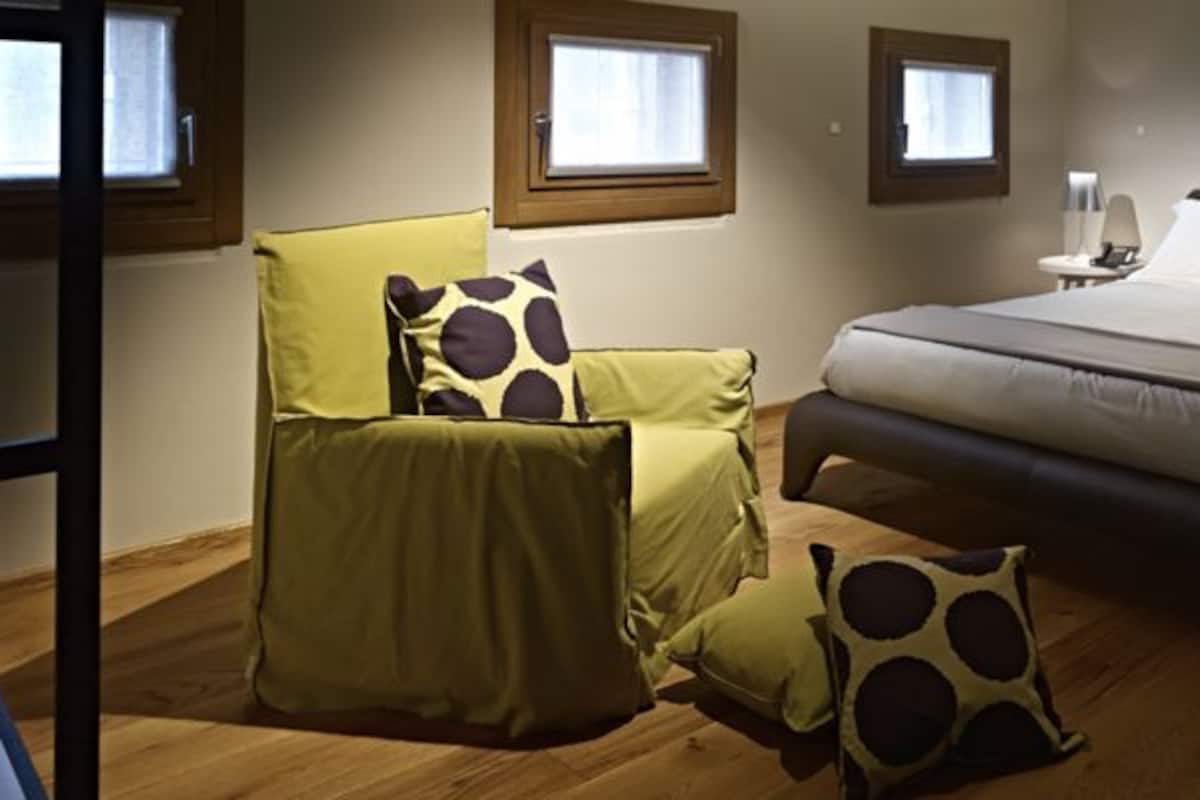 Premium Suite | Minibar, in-room safe, laptop workspace, soundproofing