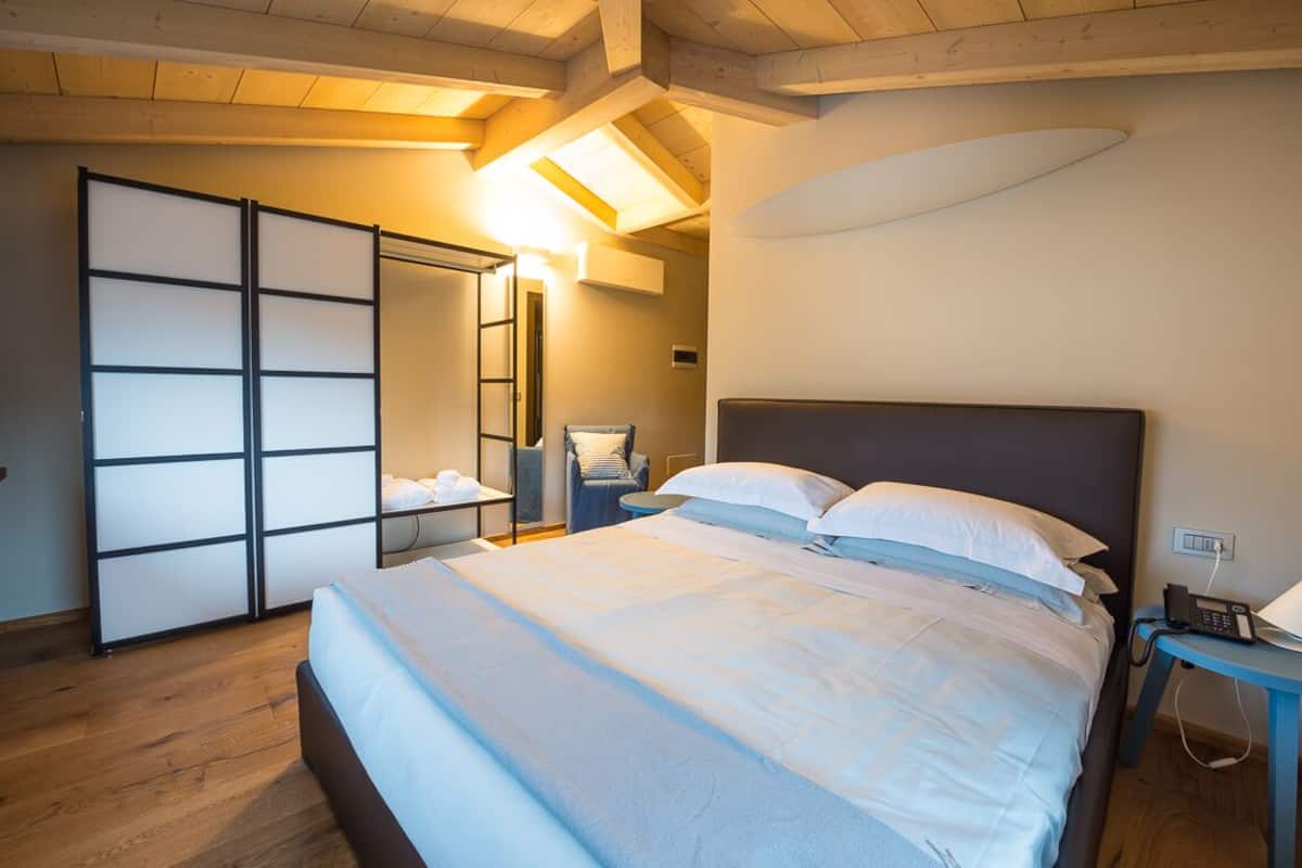 Basic Double Room, Non Smoking, Ensuite | Minibar, in-room safe, laptop workspace, soundproofing