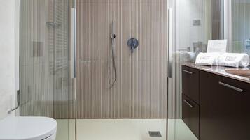 Douche, articles de toilette gratuits, sèche-cheveux, chaussons