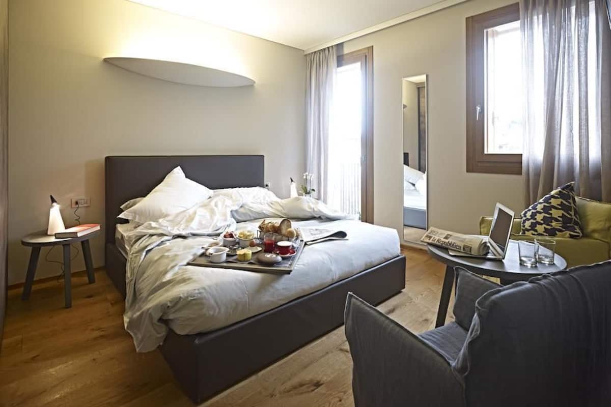 Minibaari, tallelokero huoneessa
