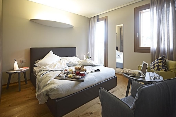 Minibar, in-room safe, laptop workspace, soundproofing