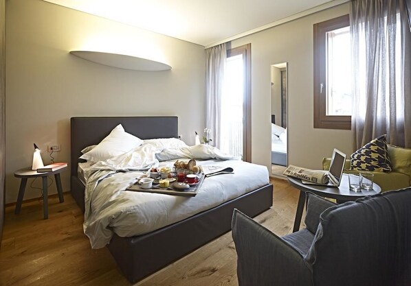 Minibar, in-room safe, laptop workspace, soundproofing