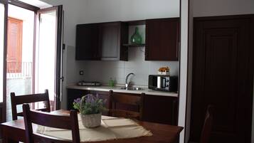 Studio, eingeschränkter Meerblick | Essbereich im Zimmer