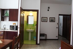 Studio, Partial Sea View | Bathroom | Shower, free toiletries, hair dryer, towels