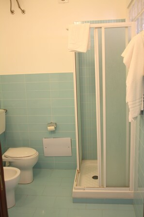 Shower, free toiletries, hair dryer, towels - Il Rifugio del Pirata (Trapani)