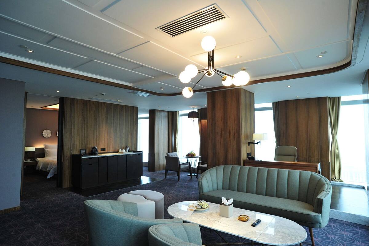 Phòng Suite Premium | Bộ đồ giường cao cấp, minibar, két bảo mật tại phòng, bàn 